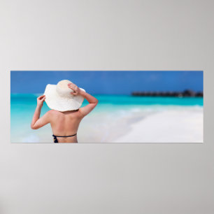 Junge Frau am Strand Poster
