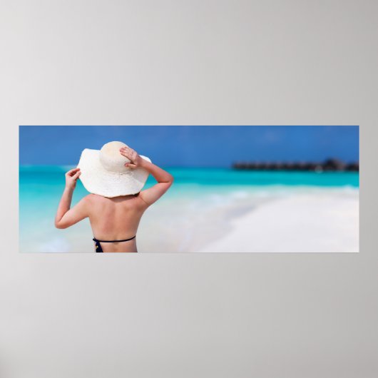 Junge Frau am Strand Poster (Vorne)