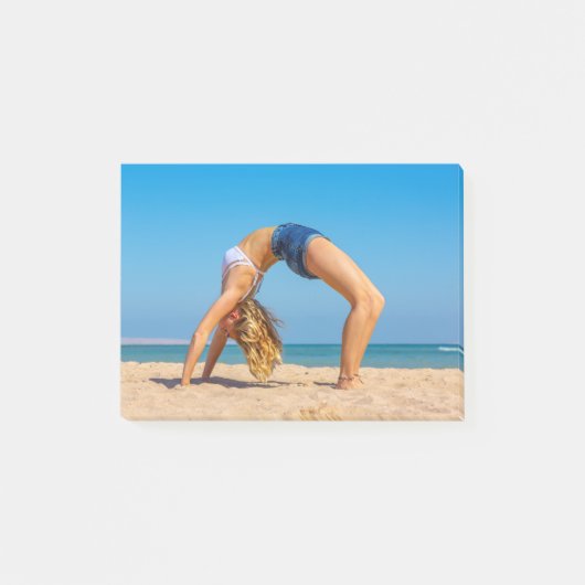 Junge Frau biegt sich am ägyptischen Strand zurück Post-it Klebezettel (Vorderseite)