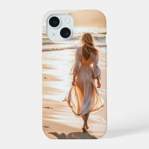 Junge Frau, die am Strand entlangläuft iPhone 15 Hülle