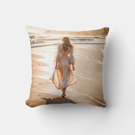 Junge Frau, die am Strand spazieren geht Kissen