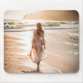 Junge Frau, die am Strand spazieren geht Mousepad (Vorne)