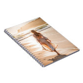 Junge Frau, die am Strand spazieren geht Notizblock (Rechte Seite)