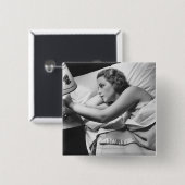 Junge Frau, die auf dem Bett an abstellt Lampe Button (Vorne & Hinten)