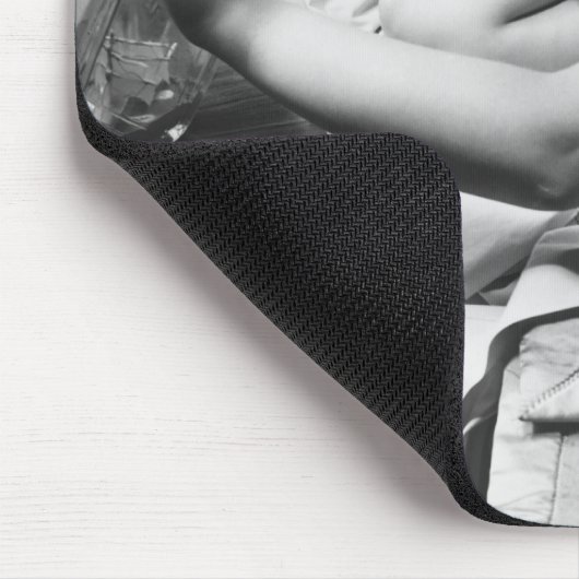 Junge Frau, die auf dem Bett an abstellt Lampe Mousepad (Ecke)