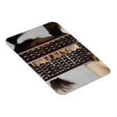 Junge Frau, die durch den Abacus schaut. Magnet (Rechte Seite)