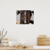 Junge Frau, die durch den Abacus schaut. Poster (Küche)