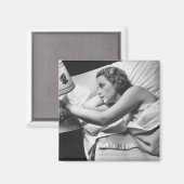 Junge Frau, die im Bett liegt, leuchtet auf Magnet (Vorderseite/Rückseite)