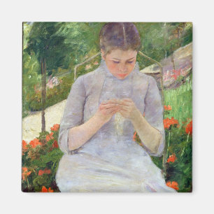 Junge Frau, die im Garten, c.1880-82 näht Magnet
