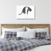 Junge Frau, die Katze hebt, wählt Hintergrundfarbe Leinwanddruck (Insitu (Schlafzimmer))