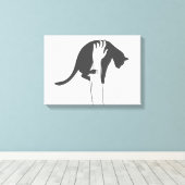 Junge Frau, die Katze hebt, wählt Hintergrundfarbe Leinwanddruck (Insitu (Holzboden))