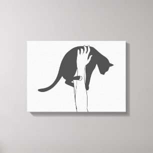 Junge Frau, die Katze hebt, wählt Hintergrundfarbe Leinwanddruck