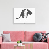 Junge Frau, die Katze hebt, wählt Hintergrundfarbe Leinwanddruck (Insitu (Wohnzimmer))