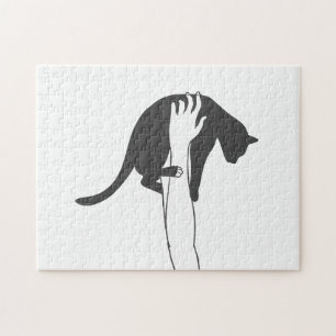 Junge Frau, die Katze hebt, wählt Hintergrundfarbe Puzzle