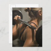 Junge Frau, die mit Barbell trainiert, Rückblick Postkarte (Vorne/Hinten)