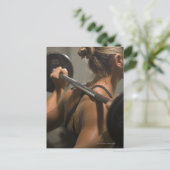 Junge Frau, die mit Barbell trainiert, Rückblick Postkarte (Stehend Vorderseite)