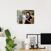 Junge Frau, die sich die Medizin in der Pharmazie  Poster (Heimbüro)