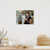 Junge Frau, die sich die Medizin in der Pharmazie  Poster (Küche)