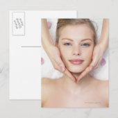 Junge Frau, die sich massiert Postkarte (Vorne/Hinten)