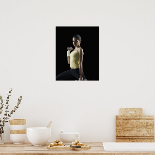 Junge Frau, die sich mit Mulden trainiert Poster (Küche)