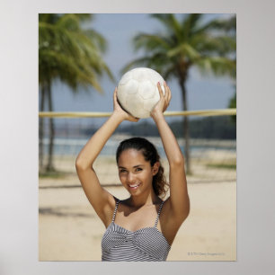 Junge Frau, die Volleyball hält und an lächelt Poster