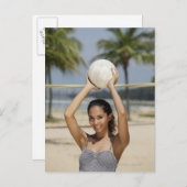 Junge Frau, die Volleyball hält und lächelt bei Postkarte (Vorne/Hinten)