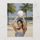 Junge Frau, die Volleyball hält und lächelt bei Postkarte (Vorderseite)