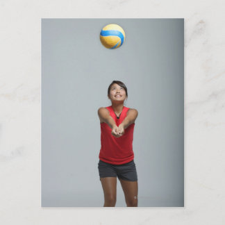 Junge Frau, die Volleyball spielt Postkarte