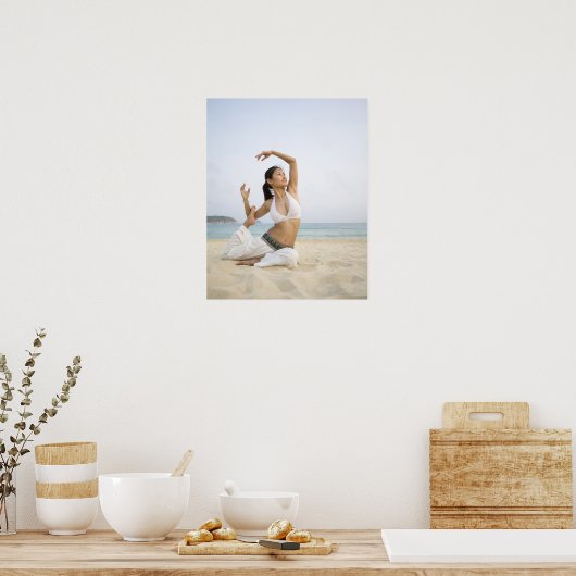 Junge Frau, die Yoga am Strand macht Poster (Küche)