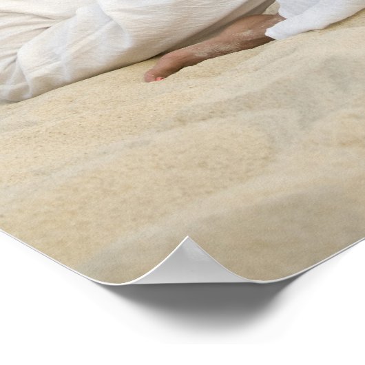 Junge Frau, die Yoga am Strand macht Poster (Ecke)