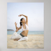 Junge Frau, die Yoga am Strand macht Poster (Vorne)