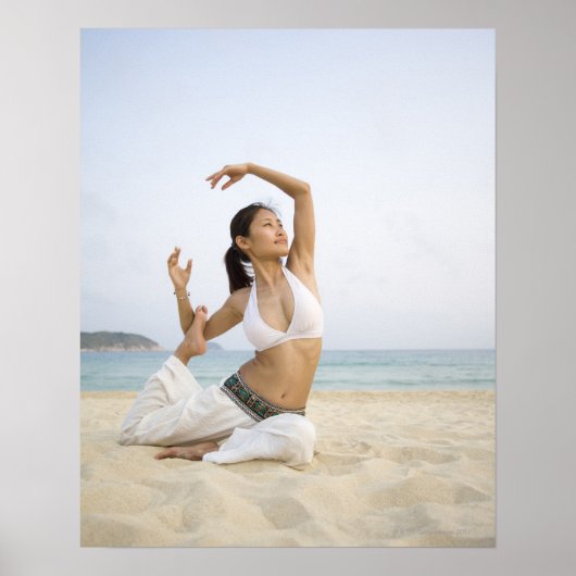 Junge Frau, die Yoga am Strand macht Poster (Vorne)