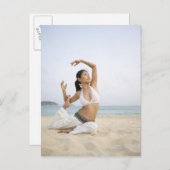 Junge Frau, die Yoga am Strand macht Postkarte (Vorne/Hinten)