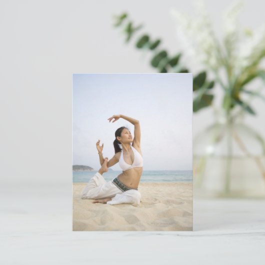 Junge Frau, die Yoga am Strand macht Postkarte (Stehend Vorderseite)