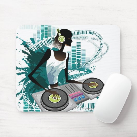 Junge Frau DJ, das Turntable im Nachtklub Mousepad (Mit Mouse)