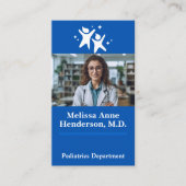 Junge Frau Doktor lächelt im Büro Visitenkarte (Vorderseite)