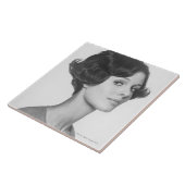 Junge Frau Fliese (Seite)