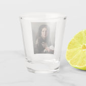 Junge Frau hat in Träumen verloren (Lesen eines Bu Schnapsglas (Rückseite)