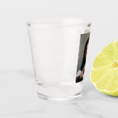 Junge Frau hat in Träumen verloren (Lesen eines Bu Schnapsglas (Links)