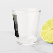 Junge Frau hat in Träumen verloren (Lesen eines Bu Schnapsglas (Rechts)