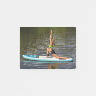 Junge Frau im Krieger 1 Pose im SUP Post-it Klebezettel