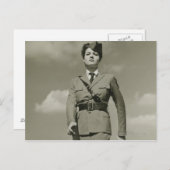 Junge Frau im Militärmarsch auf dem Dach Postkarte (Vorne/Hinten)