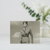 Junge Frau im Militärmarsch auf dem Dach Postkarte (Stehend Vorderseite)