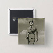Junge Frau im Militärmarschieren auf Dachspitze Button (Vorne & Hinten)