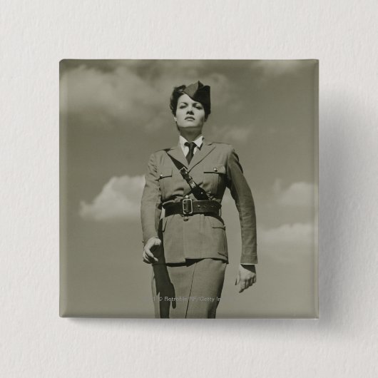 Junge Frau im Militärmarschieren auf Dachspitze Button (Vorderseite)