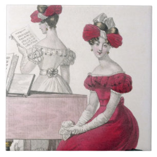 Junge Frau in einem Krepp-Abends-Kleid mit einem Fliese