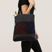 Junge Frau in nächtlicher Landschaft Tasche (Von Nahem)