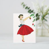 Junge Frau in rotem Kleid, die Weihnachtsbaum schm Postkarte (Stehend Vorderseite)
