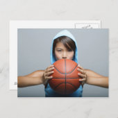 Junge Frau mit Basketball und Kamera Postkarte (Vorne/Hinten)