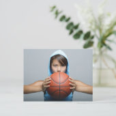 Junge Frau mit Basketball und Kamera Postkarte (Stehend Vorderseite)